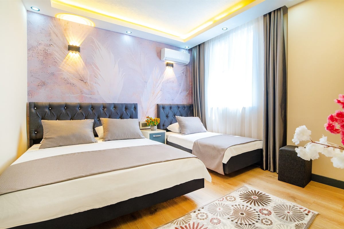 Habitación triple Deluxe, para no fumadores, vista a la ciudad | 1 habitación, ropa de cama de alta calidad y insonorización