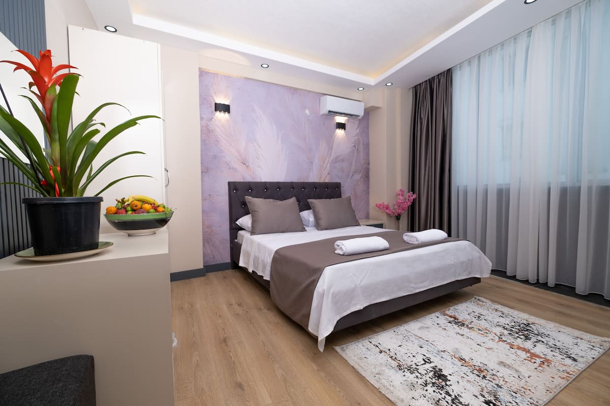 Habitación Deluxe, vista a la ciudad | 1 habitación, ropa de cama de alta calidad y insonorización