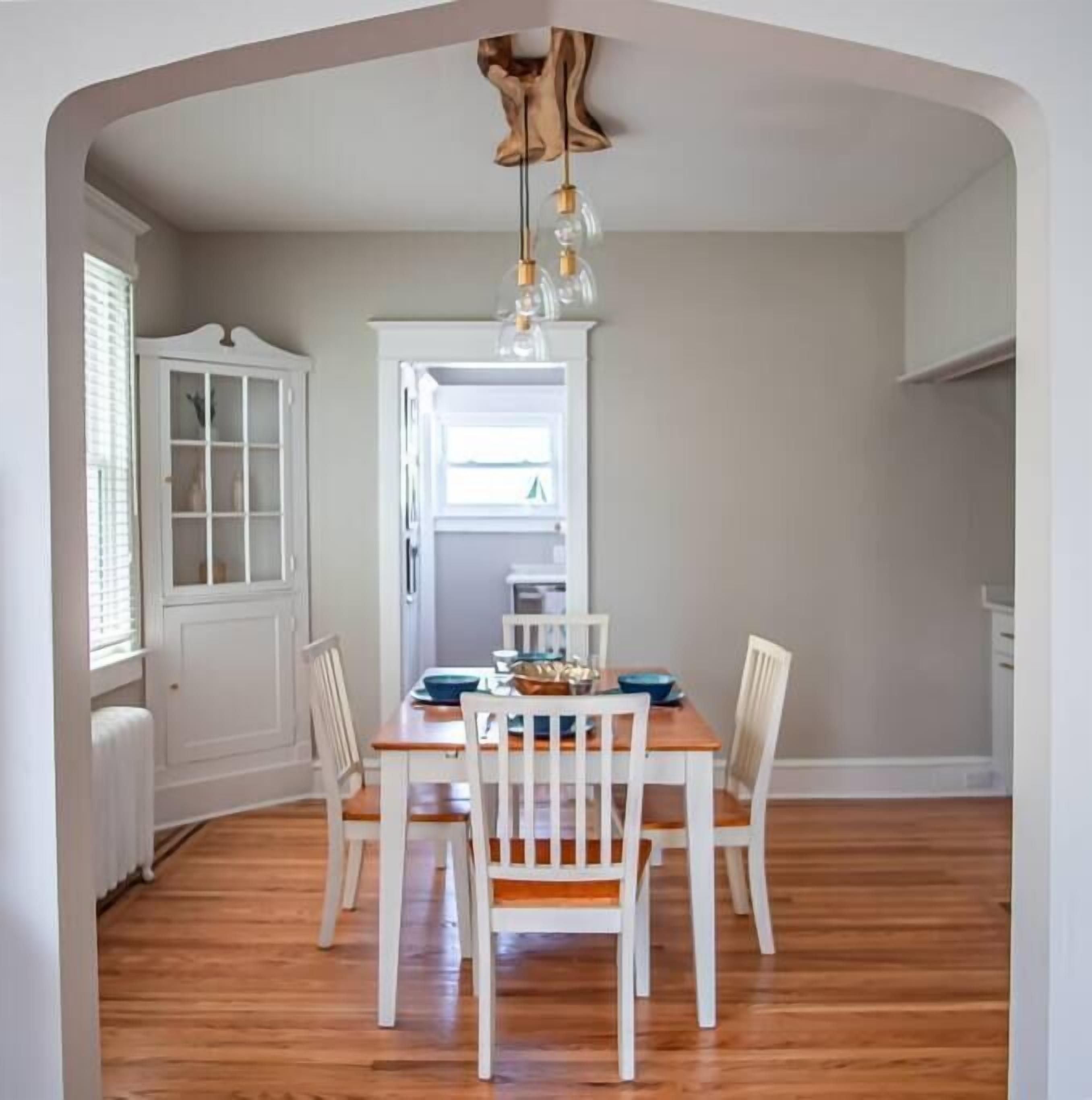 Coastal Haven - Renovated 3BR 1.5 Blocks to Beach