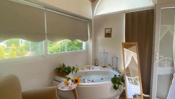 Junior Suite, Jetted Tub, Garden Area