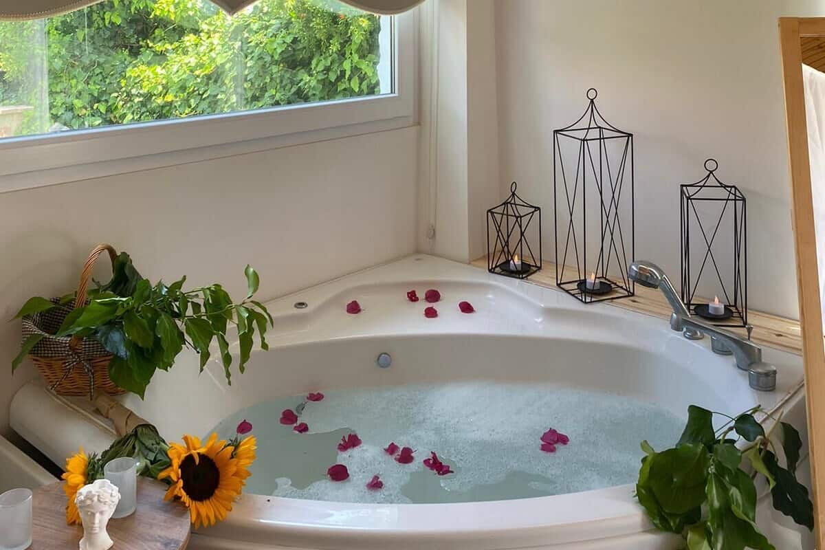 Suite junior, bañera de hidromasaje, en la zona del jardín | 1 dormitorio, sábanas italianas Frette, ropa de cama de alta calidad