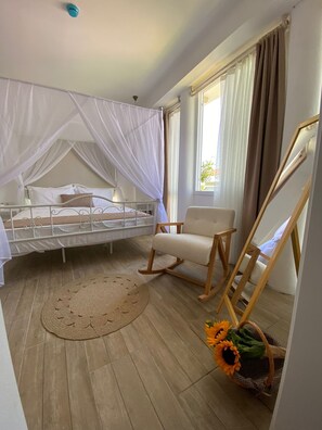 Kamar Double Deluks, 1 Tempat Tidur Queen, pemandangan kolam renang | Seprai Frette Italia, seprai premium, dan didekorasi berbeda-beda