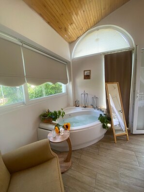 普通套房, 按摩浴缸, 花園 | 義大利 Frette 床單、高級寢具、獨特裝潢、筆電工作空間