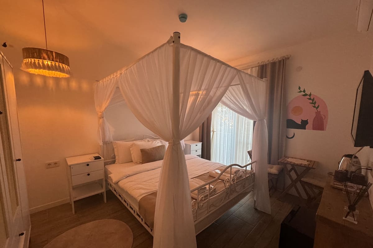Habitación Deluxe, 1 cama de matrimonio, lanai | 1 dormitorio, sábanas italianas Frette, ropa de cama de alta calidad