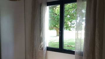 3 chambres, bureau, chambres insonorisées, fer et planche à repasser