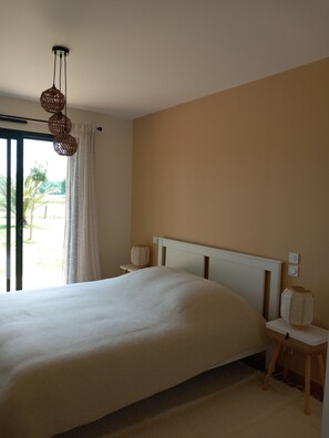 3 bedrooms, desk, soundproofing, iron/ironing board