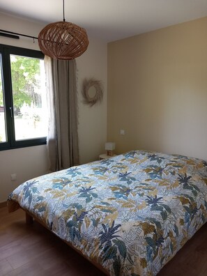 3 makuuhuonetta, työpöytä, äänieristys, silitysrauta/-lauta