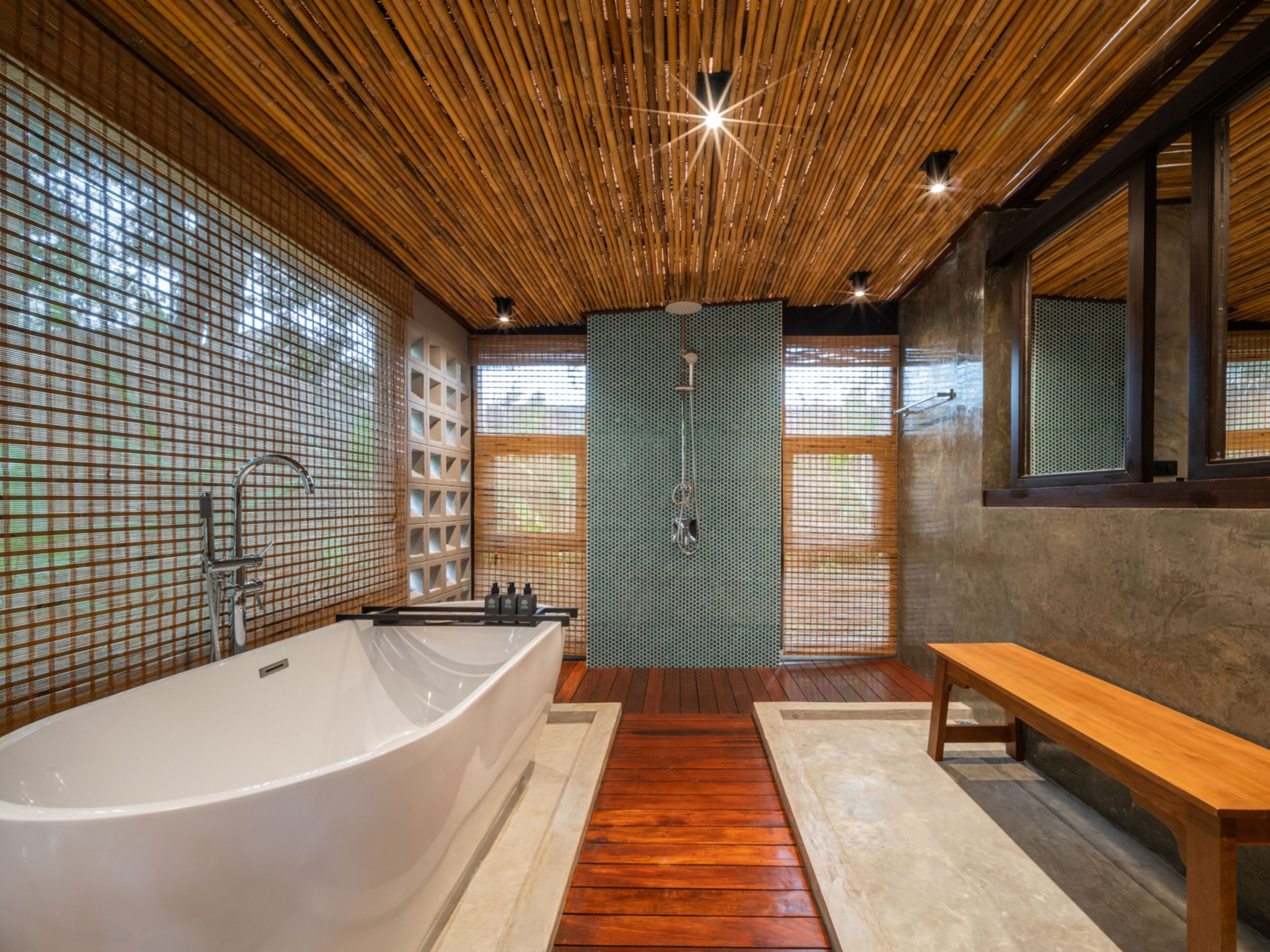 Ducha, cabezal de ducha tipo lluvia, pantuflas, toallas