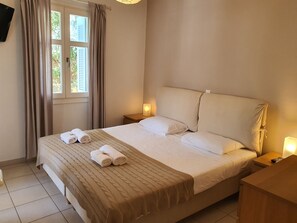 Soundproofing, free WiFi, bed sheets - Karaoulanis apartments  (Andros)