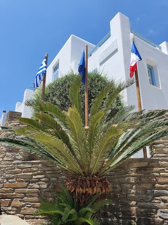 Exterior. Karaoulanis apartments