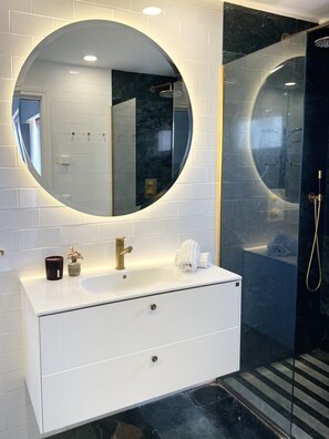 Regadera, secadora de cabello, toallas, papel de baño 