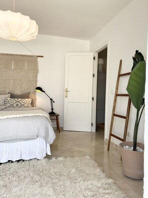 4 habitaciones, tabla de planchar con plancha, wifi y ropa de cama 