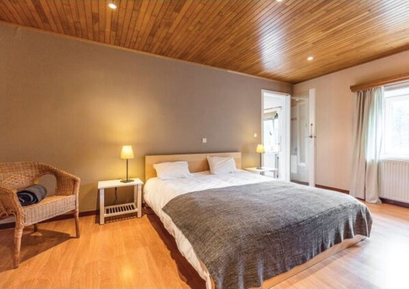 6 bedrooms, iron/ironing board, WiFi