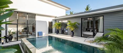 Piscine extérieure, chaises longues