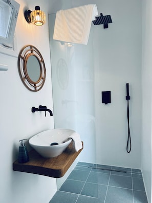 Shower, hair dryer, bidet, towels