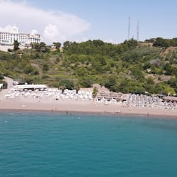 Una spiaggia nelle vicinanze