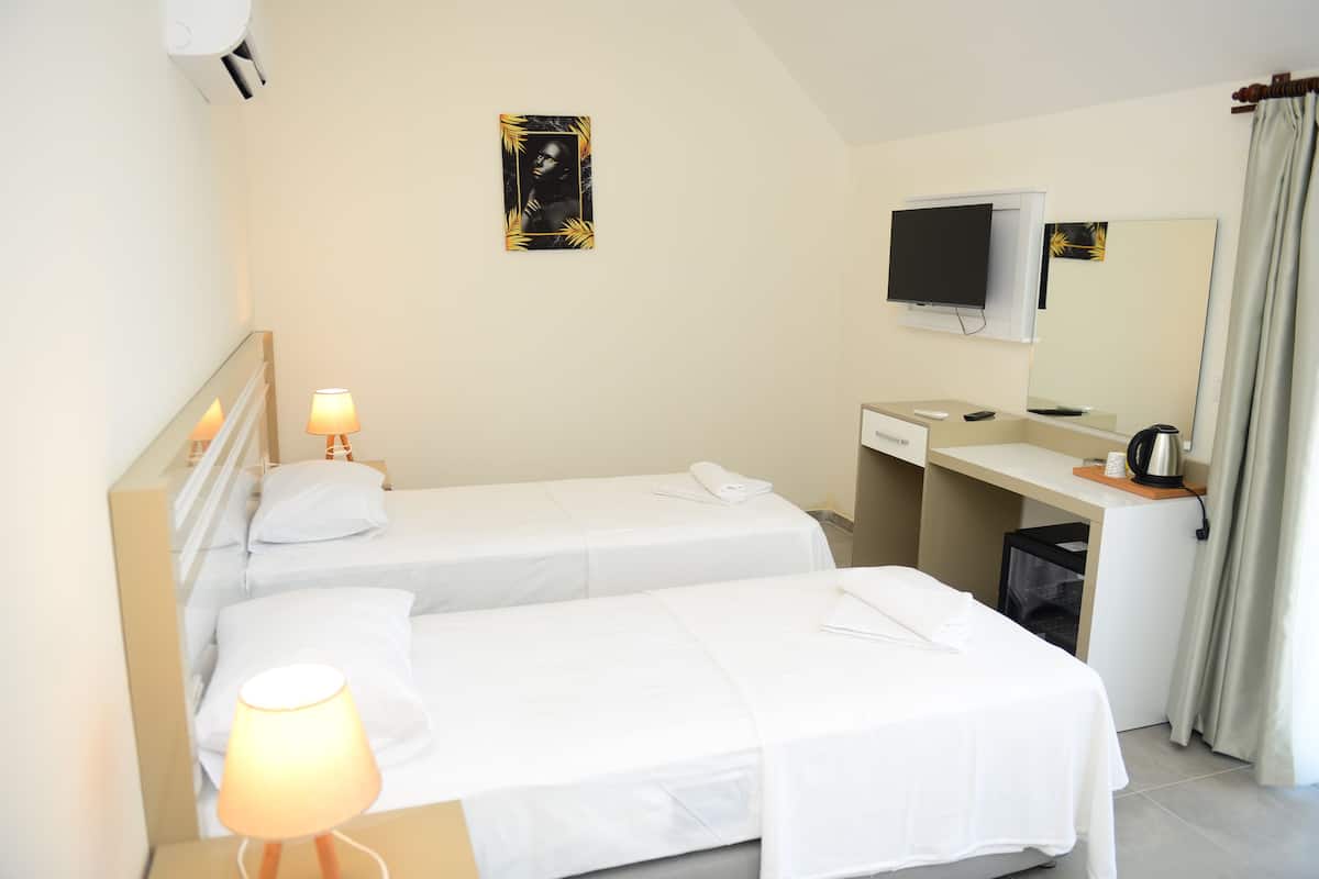 Kamar Ekonomi | Isi minibar gratis, meja kerja, dan ruang kerja ramah laptop