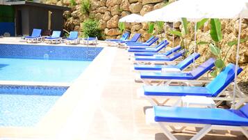 Alberca al aire libre por temporada y sombrillas en la alberca