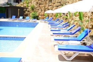 Außenpool (je nach Saison geöffnet), Sonnenschirme, Liegestühle