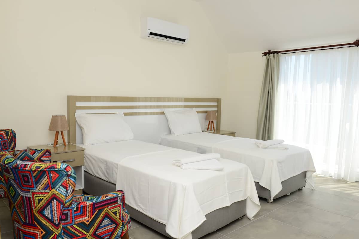 Kamar Keluarga | Isi minibar gratis, meja kerja, dan ruang kerja ramah laptop