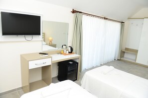 Habitación económica | Artículos del minibar gratis y escritorio 