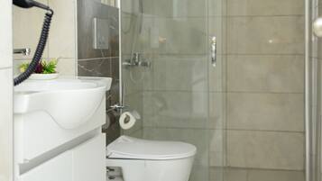 Regadera, amenidades de baño gratuitas, secadora de cabello, pantuflas