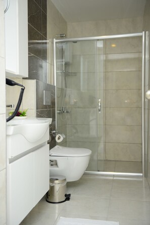 Dusche, kostenlose Toilettenartikel, Haartrockner, Hausschuhe