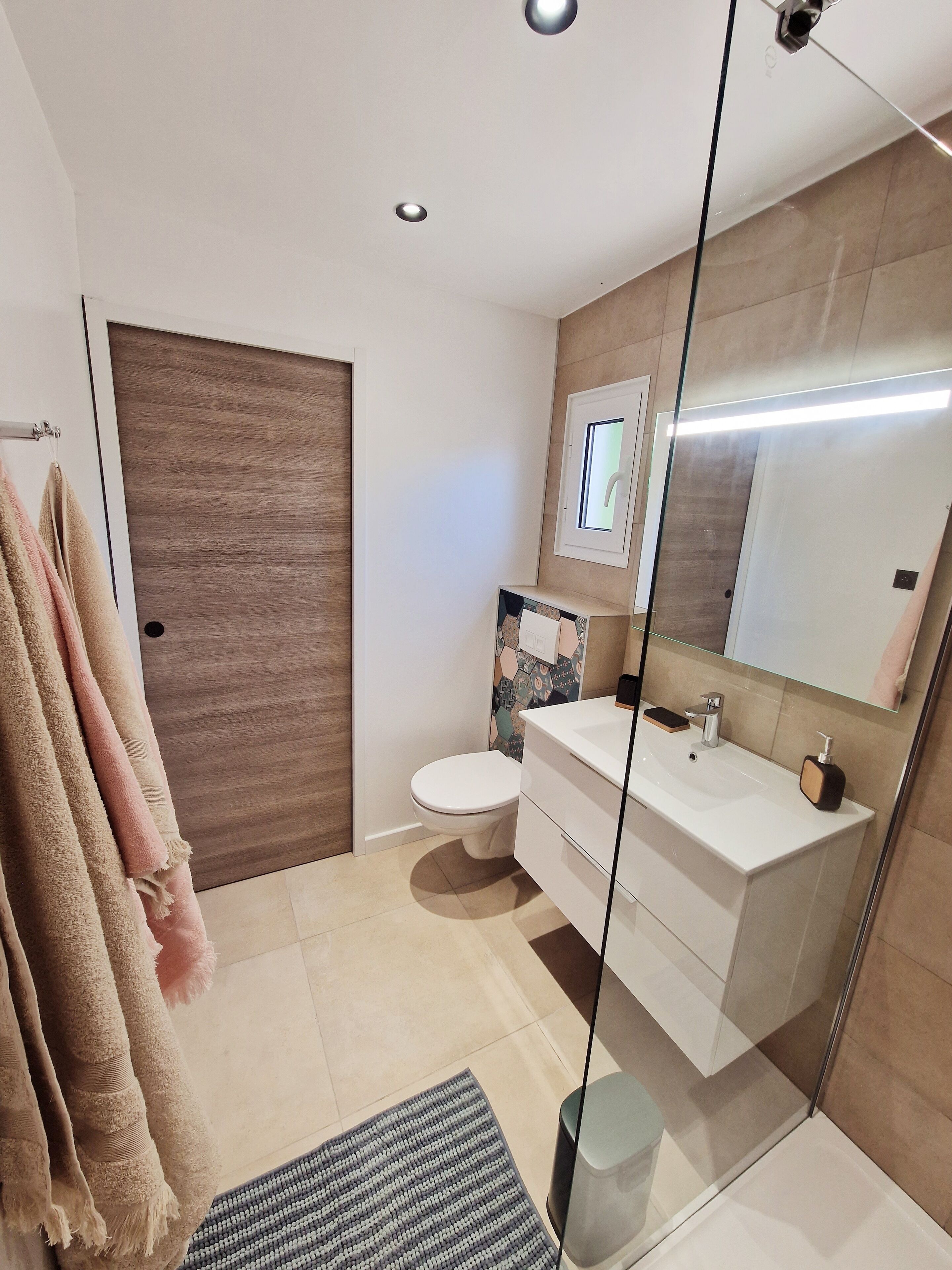 Shower, hair dryer, towels