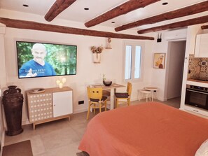 Silitysrauta/-lauta, Wi-Fi, vuodevaatteet