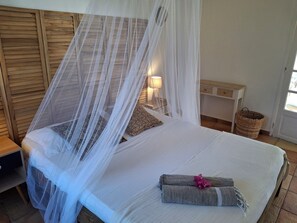 4 bedrooms, in-room safe, desk, iron/ironing board