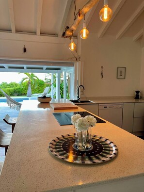 Fridge, microwave, oven, stovetop - La Colibrée, sublime villa with sea view and swimming pool, beach access at 80 m (Saint-François)