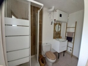 Shower, towels