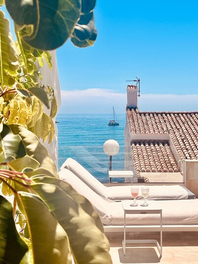 Villa Endless Summer – Exclusive Sea View Retreat, private pool and sauna. Just 80m from the Beach