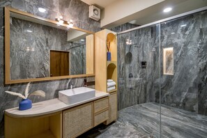Suite Exécutive, 1 très grand lit | Salle de bain | Douche, douche à « effet pluie », articles de toilette gratuits