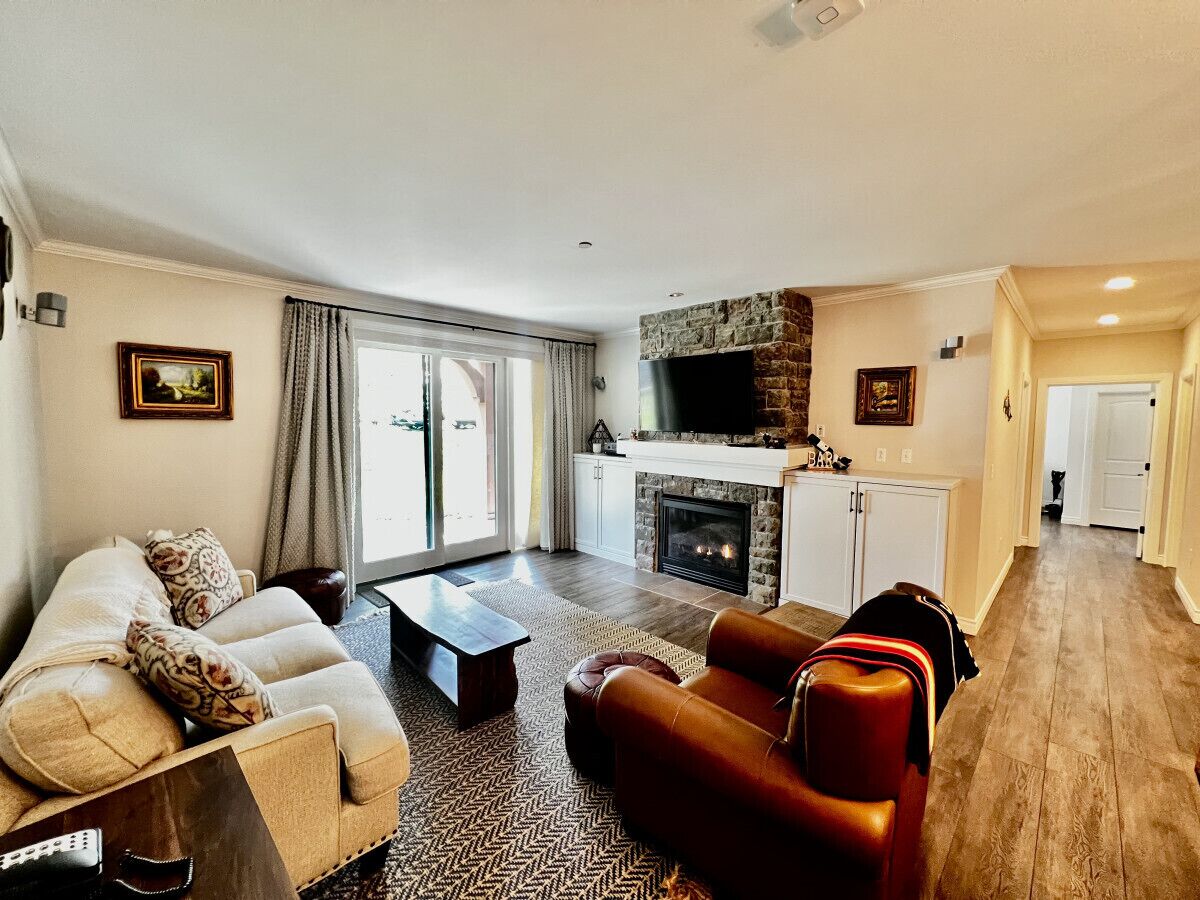 Smart TV, fireplace, stereo