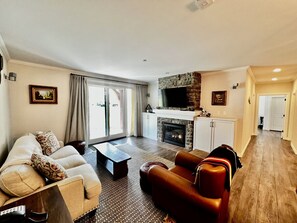 Smart TV, fireplace, stereo