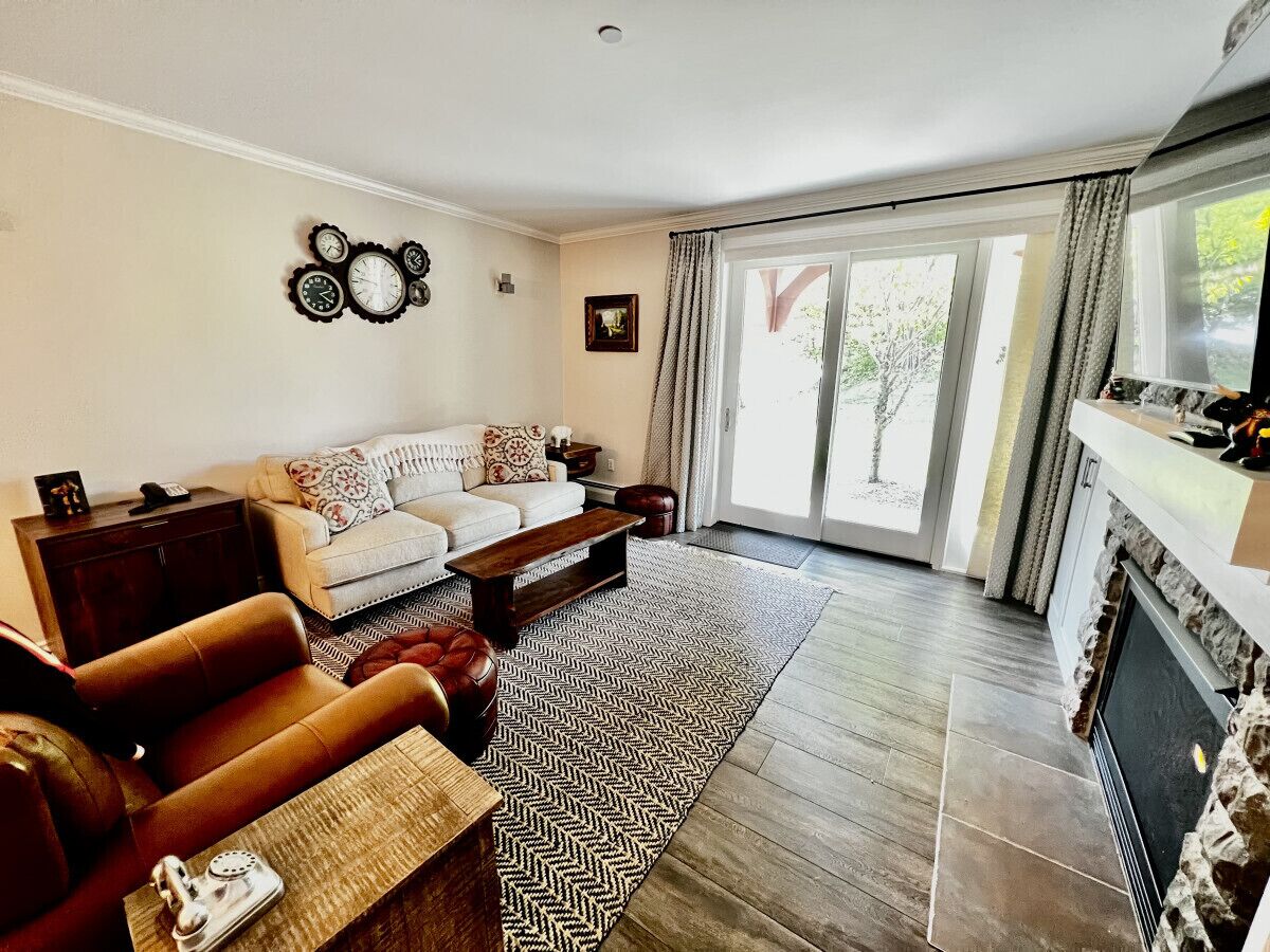 Smart TV, fireplace, stereo