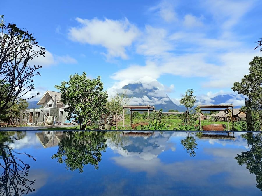 Una piscina al aire libre