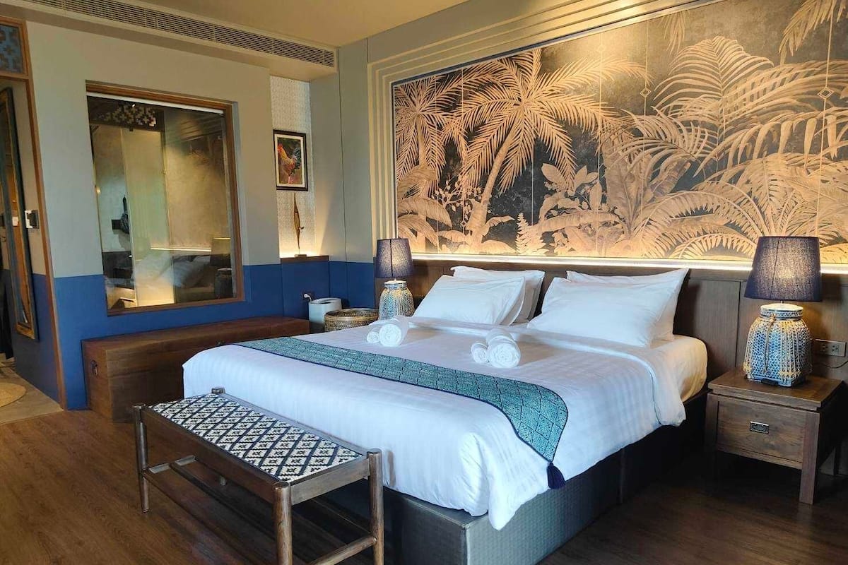 Deluxe Double Room, Mountain View, Corner | 1 bedroom, free minibar, in-room safe, individually decorated