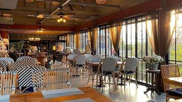 Ilmainen päivittäinen tilauksen mukaan valmistettu aamiainen