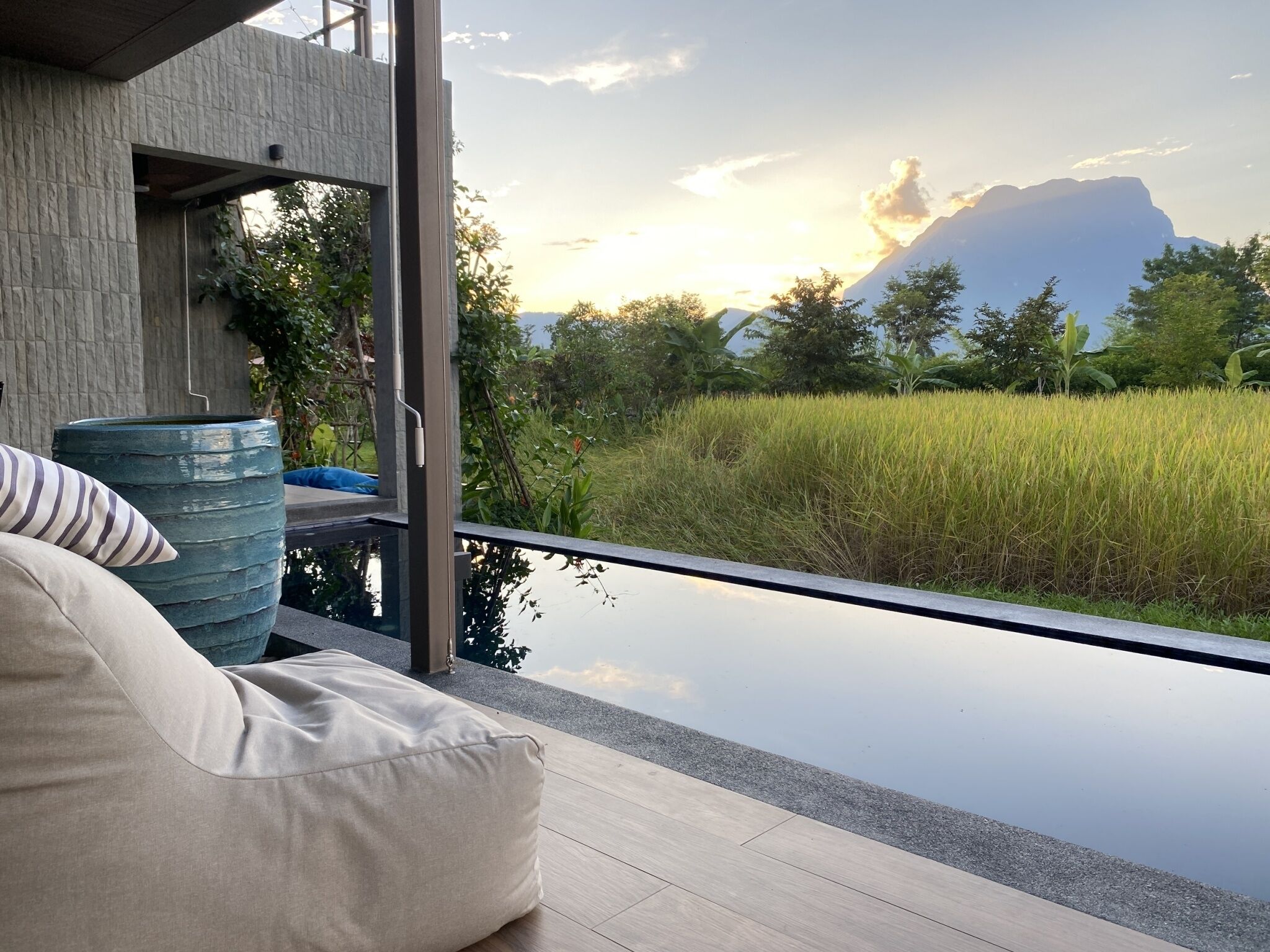 別墅, 2 間臥室, 私人泳池 | 起居區 | 智慧型電視