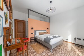 A bedroom with a bed, a desk, a chair, and a ceiling light. - Vivi Il Lago - Lake View (Cernobbio)