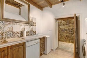 Regadera, secadora de cabello, toallas 