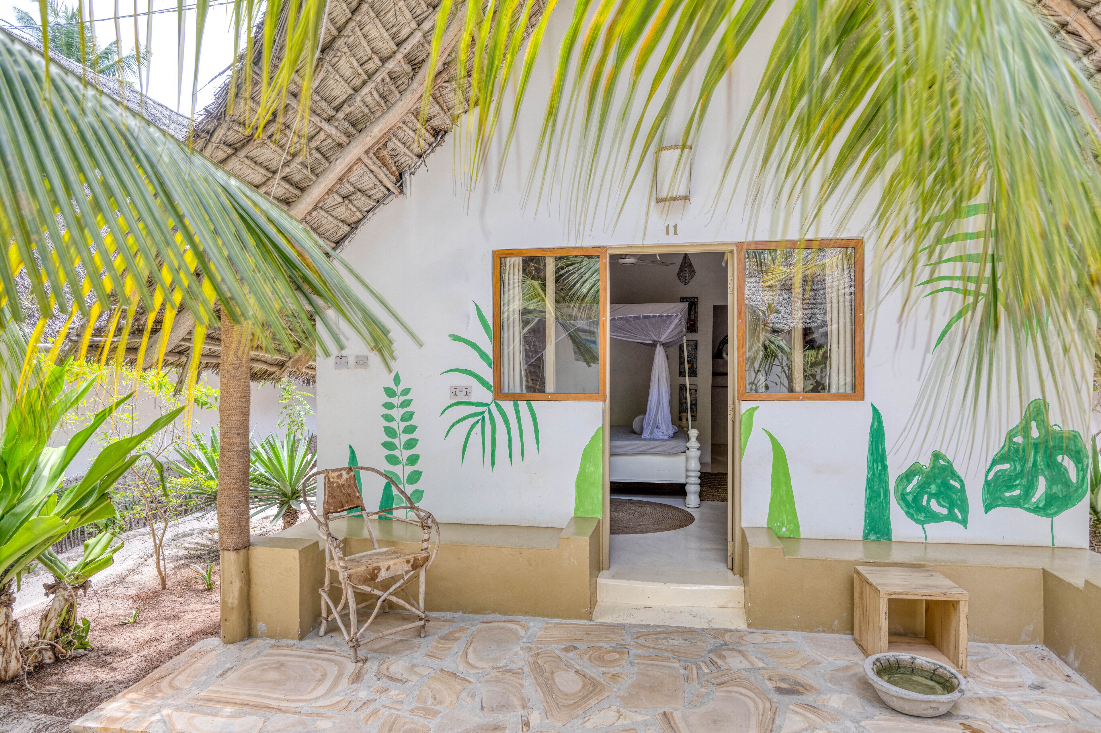 Una habitación con una cama, ventana y puerta.