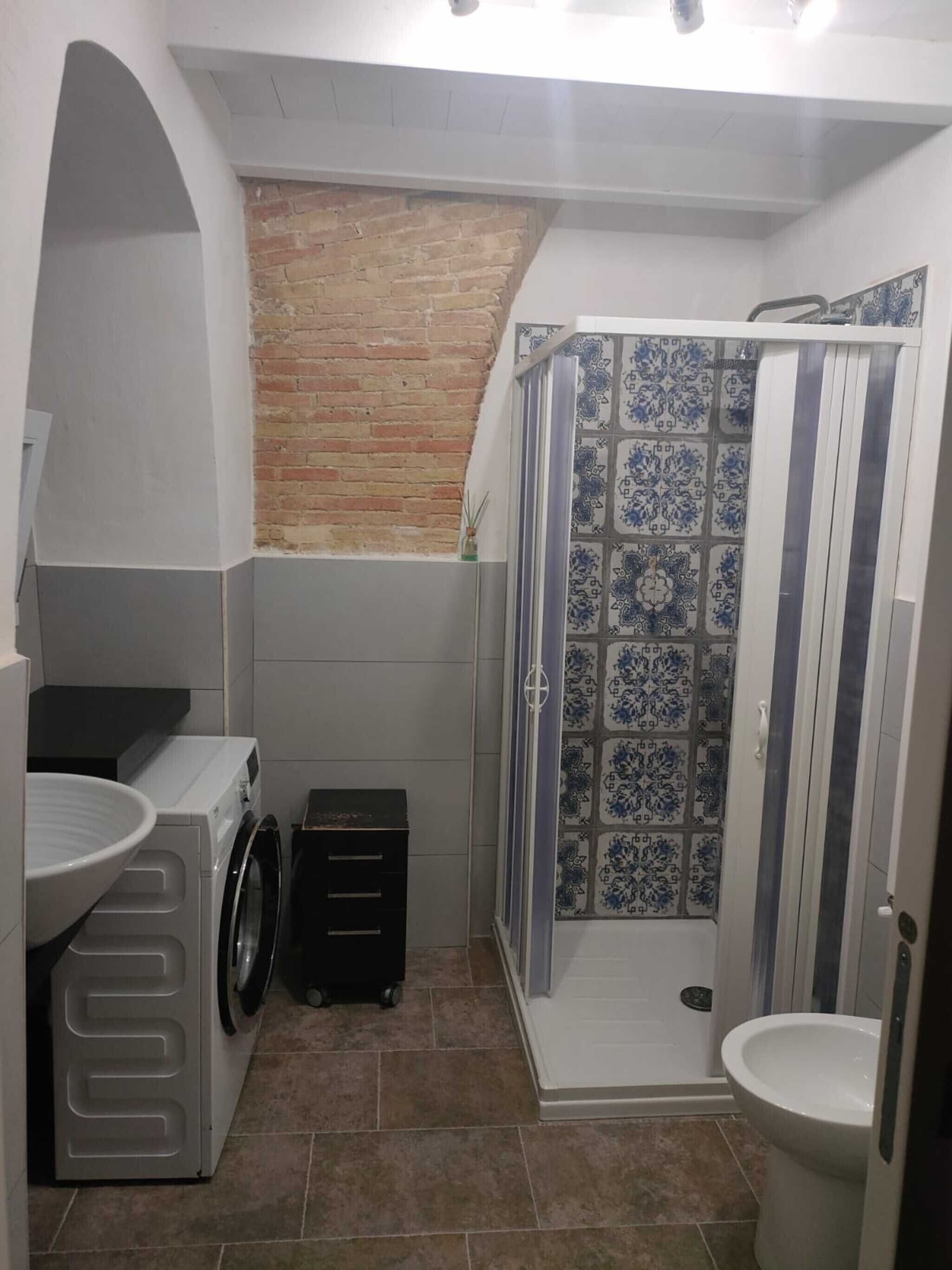 Dusche, kostenlose Toilettenartikel, Haartrockner, Handtücher