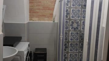 Douche, articles de toilette gratuits, sèche-cheveux