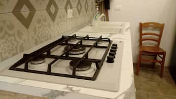 Refrigerador, parrilla de estufa, utensilios de cocina y condimentos