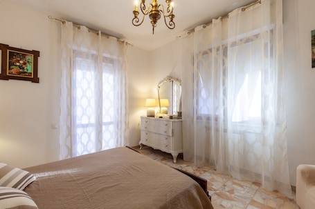 2 bedrooms, iron/ironing board, free WiFi, bed sheets. Apartment "Casa Chanel" close to the Beach with Balconies & Wi-Fi