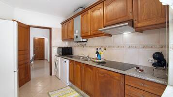 Refrigerador, microondas, placa de cocina, lavavajillas