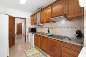 Refrigerador, microondas, placa de cocina, lavavajillas